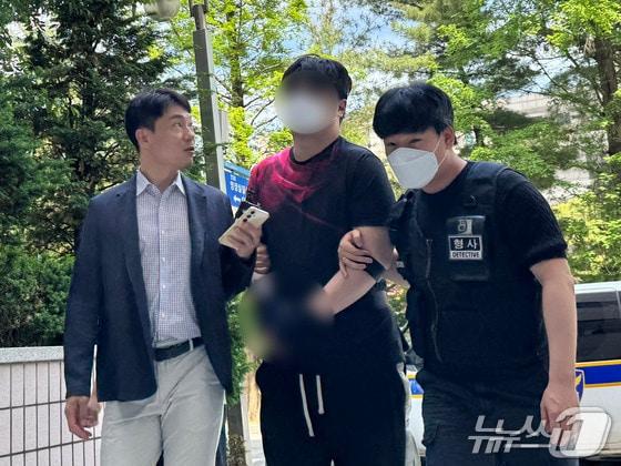본문 이미지 - 재문손괴 혐의를 받는 A 씨/뉴스1