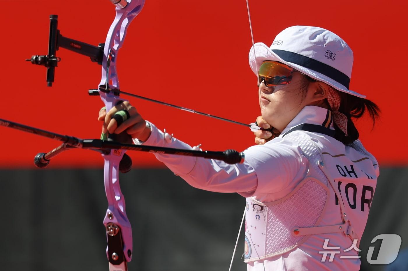 본문 이미지 - 대한민국 오예진이 2일 일본 오카자키 중앙종합공원 다목적광장에서 열린 2026 아이치·나고야 아시안게임 양궁 리커브 여자 단체전 결승 대한민국과 인도의 경기에서 활시위를 당기고 있다. 2026.10.2 ⓒ 뉴스1 김민지 기자