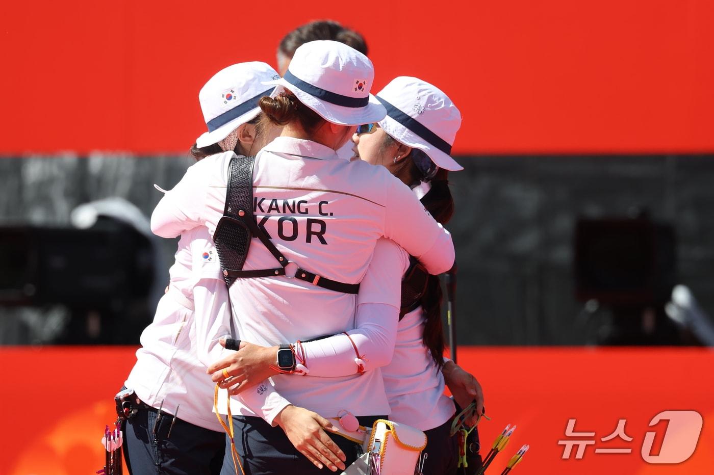 본문 이미지 - 대한민국 이윤지, 오예진, 강채영이 2일 일본 오카자키 중앙종합공원 다목적광장에서 열린 2026 아이치·나고야 아시안게임 양궁 리커브 여자 단체전 결승, 인도와의 경기에서 은메달을 획득한 후 다독이고 있다. 2026.10.2 ⓒ 뉴스1 김민지 기자