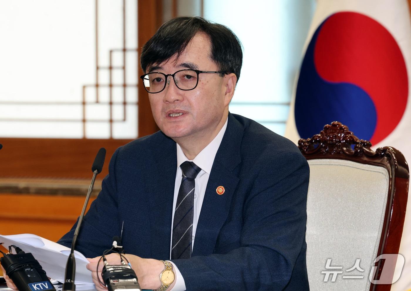 본문 이미지 - 임기근 국무조정실장이 2일 서울 종로구 정부서울청사에서 불법사금융 근절 범정부 TF 회의를 주재하고 있다. 2026.10.2 ⓒ 뉴스1 이종덕 기자