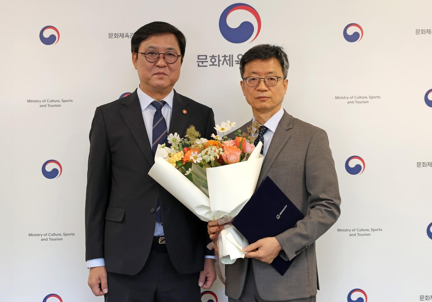 본문 이미지 - 최휘영(왼쪽) 문체부 장관과 김현환 국립박물관문화재단 신임 이사장(문화체육관광부 제공)