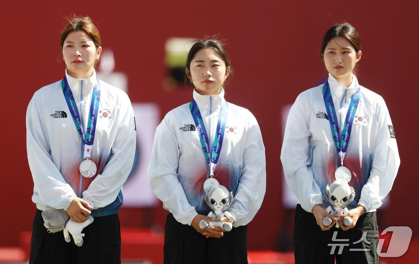 본문 이미지 - 대한민국 강채영, 이윤지, 오예진이 2일 일본 오카자키 중앙종합공원 다목적광장에서 열린 2026 아이치·나고야 아시안게임 양궁 리커브 여자 단체전 시상식에서 은메달을 목에 걸고 있다. 2026.10.2 ⓒ 뉴스1 김민지 기자