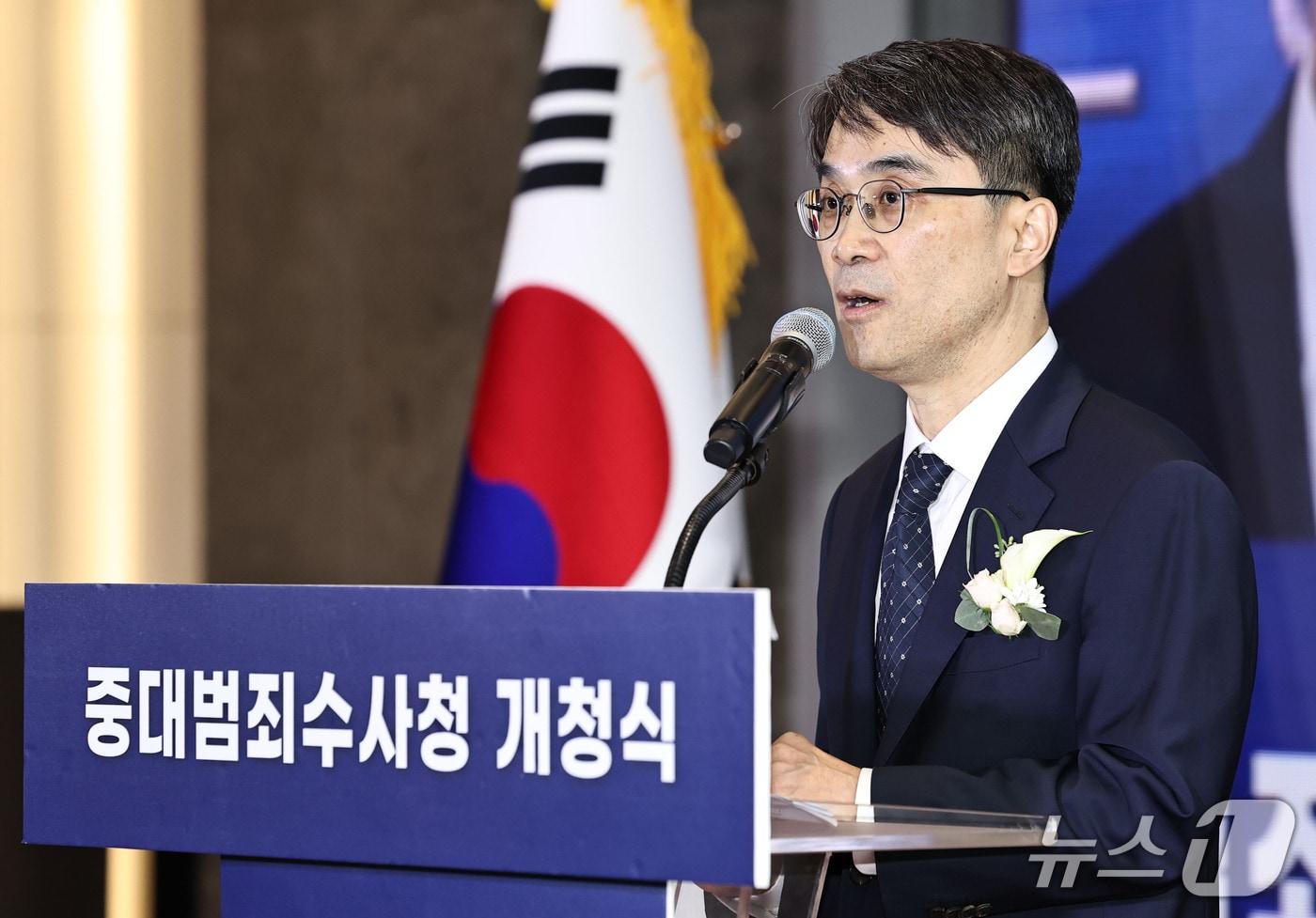 본문 이미지 - 전종민 중대범죄수사청 차장이 2일 서울 중구 중대범죄수사청에서 열린 개청식에서 인사말을 하고 있다. (공동취재) 2026.10.2 ⓒ 뉴스1 이호윤 기자