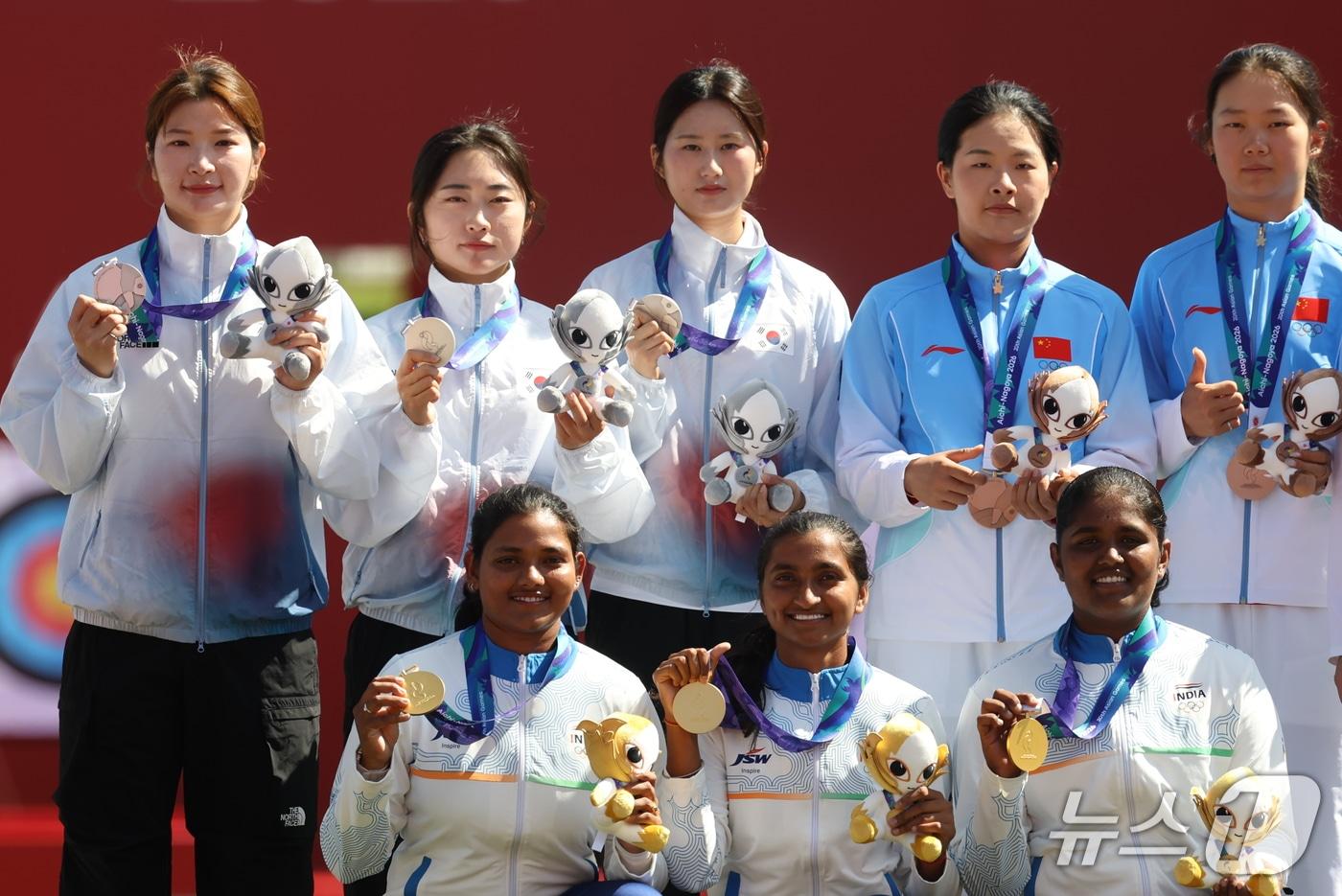 본문 이미지 - 대한민국 강채영, 이윤지, 오예진이 2일 일본 오카자키 중앙종합공원 다목적광장에서 열린 2026 아이치·나고야 아시안게임 양궁 리커브 여자 단체전 시상식에서 은메달을 목에 걸고 기념촬영을 하고 있다. 2026.10.2 ⓒ 뉴스1 김민지 기자