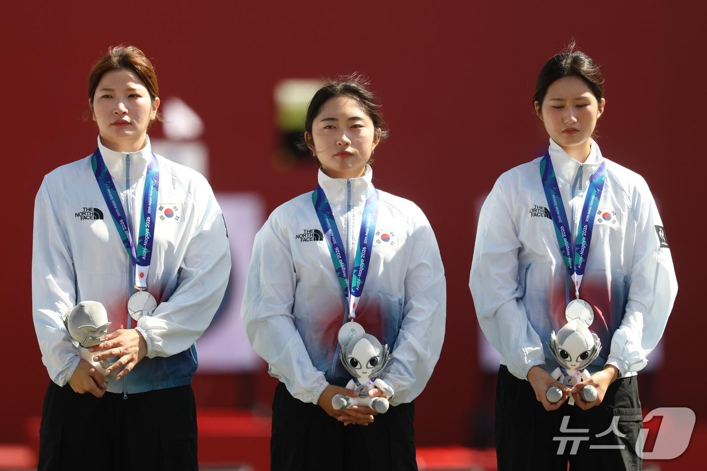 본문 이미지 - 대한민국 강채영, 이윤지, 오예진이 2일 일본 오카자키 중앙종합공원 다목적광장에서 열린 2026 아이치·나고야 아시안게임 양궁 리커브 여자 단체전 시상식에서 은메달을 목에 걸고 있다. 2026.10.2 ⓒ 뉴스1 김민지 기자