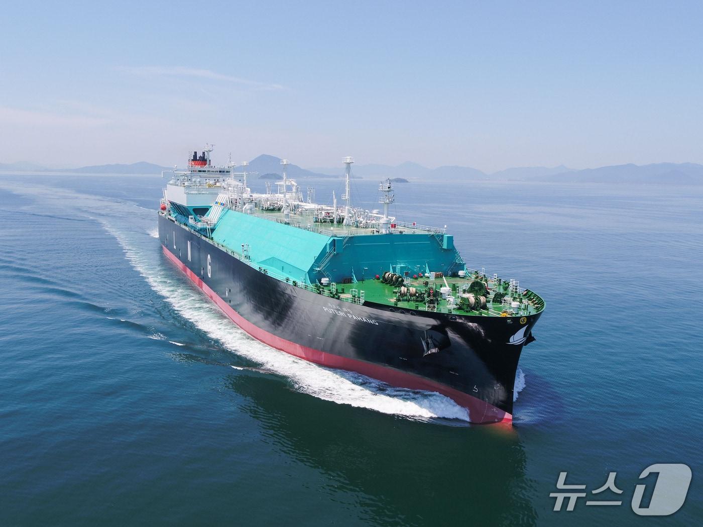 본문 이미지 - 삼성중공업이 아시아 선주로부터 액화천연가스(LNG) 운반선 2척을 추가 수주하며 올해 LNG운반선 20척 수주를 달성했다. 사진은 삼성중공업이 건조한 LNG 운반선.(삼성중공업 제공)