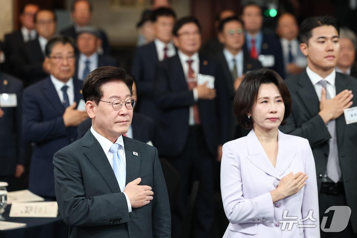 본문 이미지 - 이재명 대통령과 김혜경 여사가 2일 서울 한 호텔에서 열린 제30회 노인의 날 기념식에서 국민의례를 하고 있다. (청와대통신사진기자단) 2026.10.2 ⓒ 뉴스1 이재명 기자