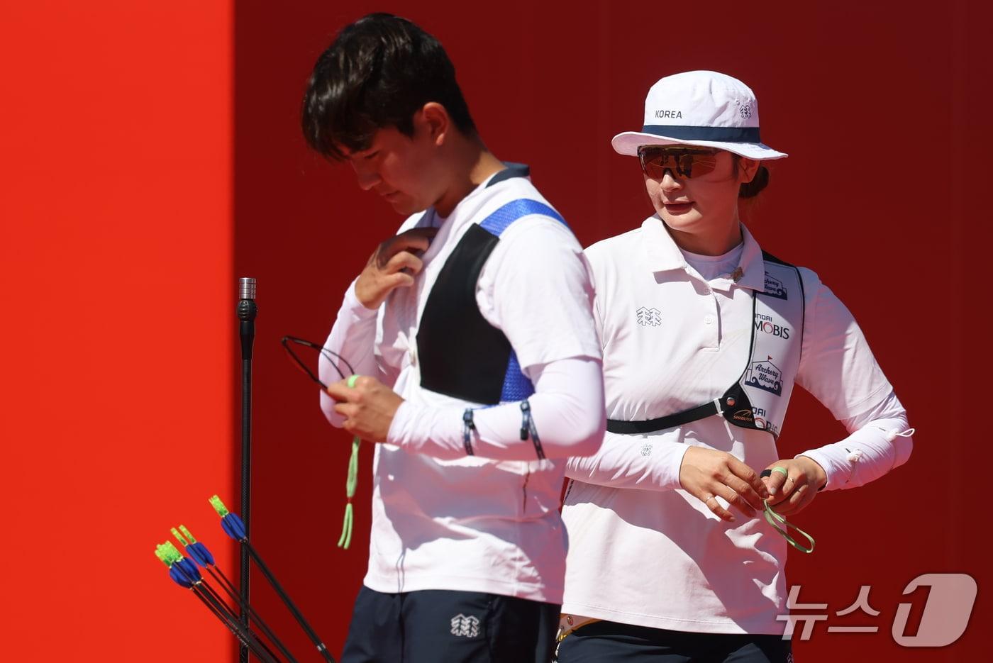 본문 이미지 - 대한민국 강채영과 김제덕이 2일 일본 오카자키 중앙종합공원 다목적광장에서 열린 2026 아이치·나고야 아시안게임 양궁 리커브 혼성 단체전 준결승 대한민국과 중국의 경기에서 패한 뒤 아쉬워 하고 있다. 2026.10.2 ⓒ 뉴스1 김민지 기자