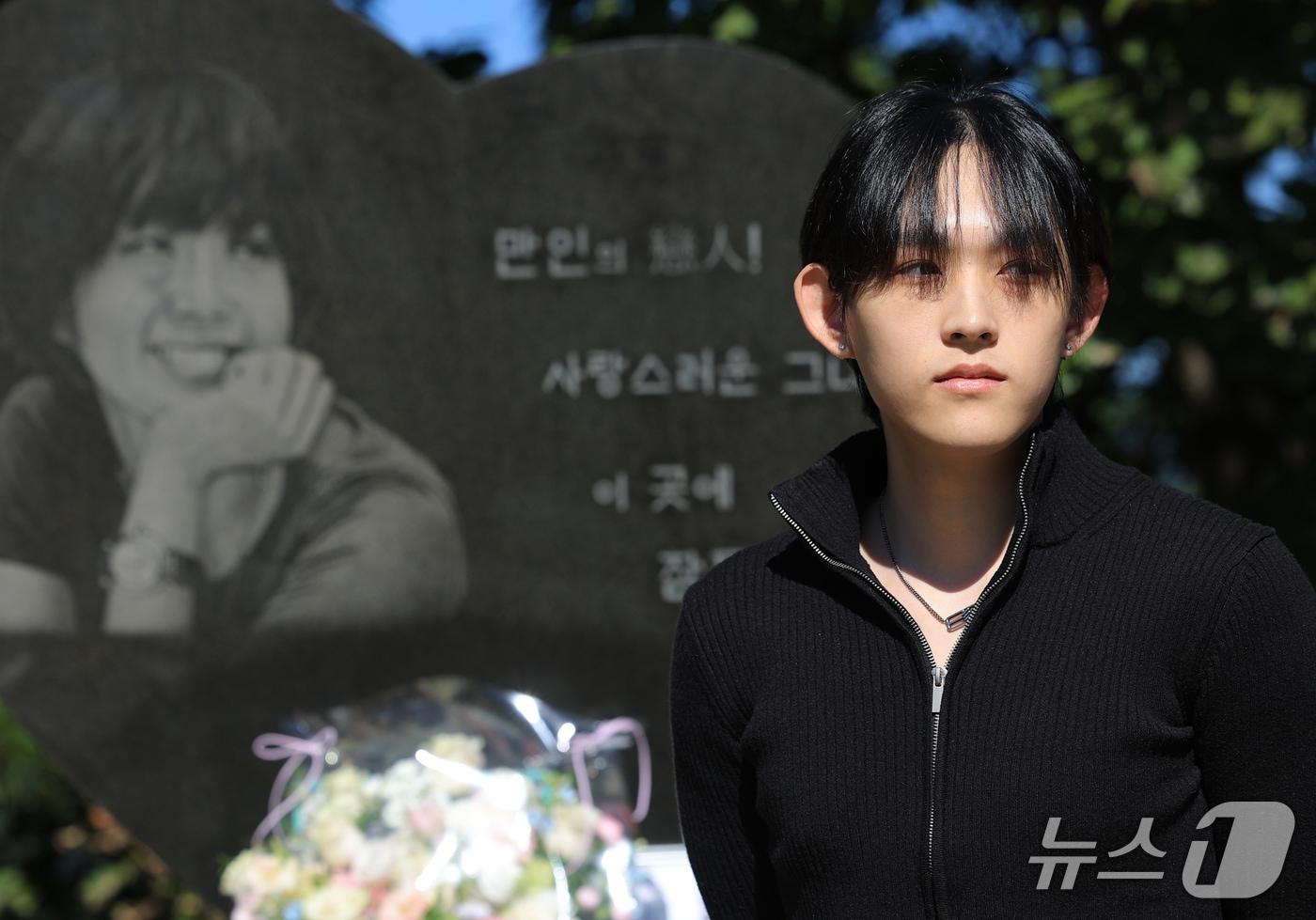 본문 이미지 - 故 최진실의 아들인 가수 최환희(활동명 벤 블리스)가 고인의 18주기를 맞은 2일 오전 경기도 양평군 갑산공원묘역을 찾아 묘역을 둘러보고 있다. 2026.10.2 ⓒ 뉴스1 권현진 기자