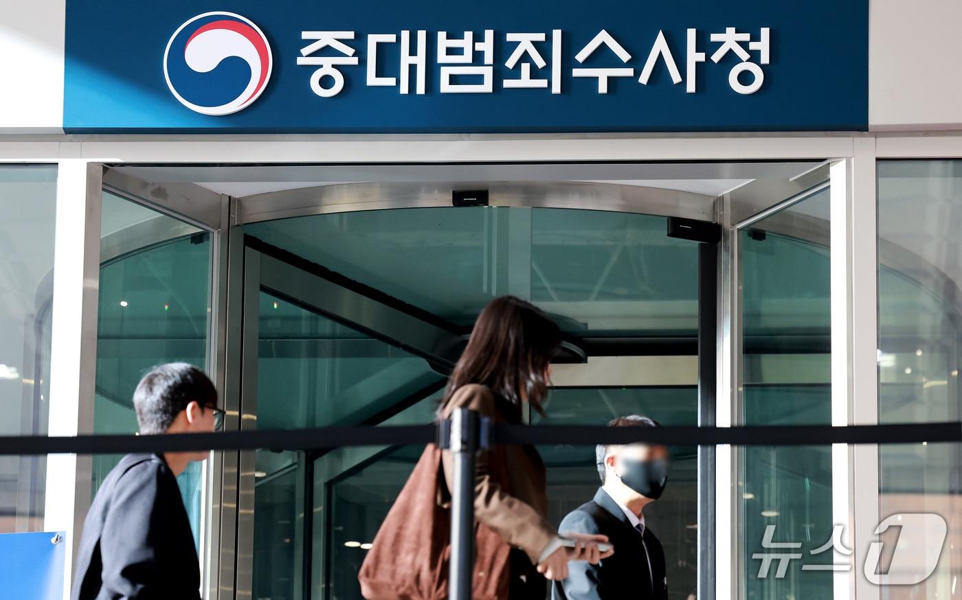 본문 이미지 - 중대범죄수사청이 공식적으로 출범한 2일 서울 중구 중수청에 중대범죄수사청 현판이 걸려 있다. 2026.10.2 ⓒ 뉴스1 이호윤 기자