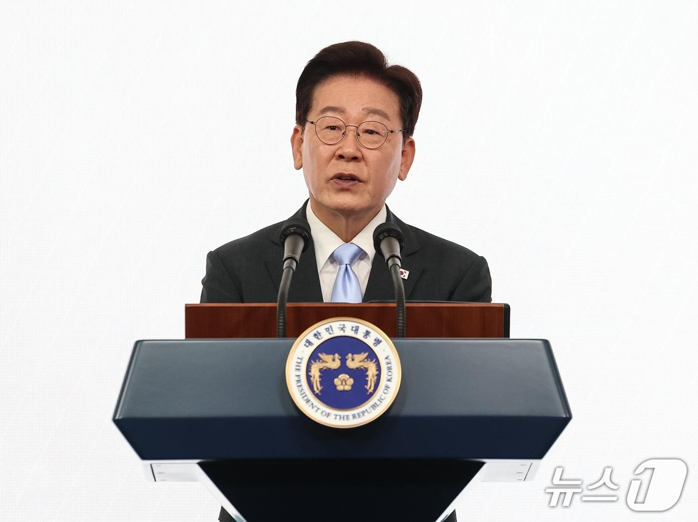 본문 이미지 - 이재명 대통령이 2일 서울 한 호텔에서 열린 제30회 노인의 날 기념식에서 축사를 하고 있다. (청와대통신사진기자단) 2026.10.2 ⓒ 뉴스1 이재명 기자