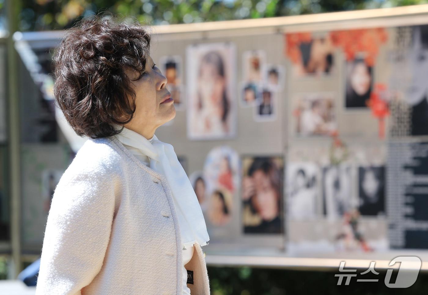 본문 이미지 - 故 최진실의 모친 정옥숙 씨가 고인의 18주기인 2일 오전 경기도 양평군 갑산공원묘역을 찾아 생각에 잠겨있다. 2026.10.2 ⓒ 뉴스1 권현진 기자