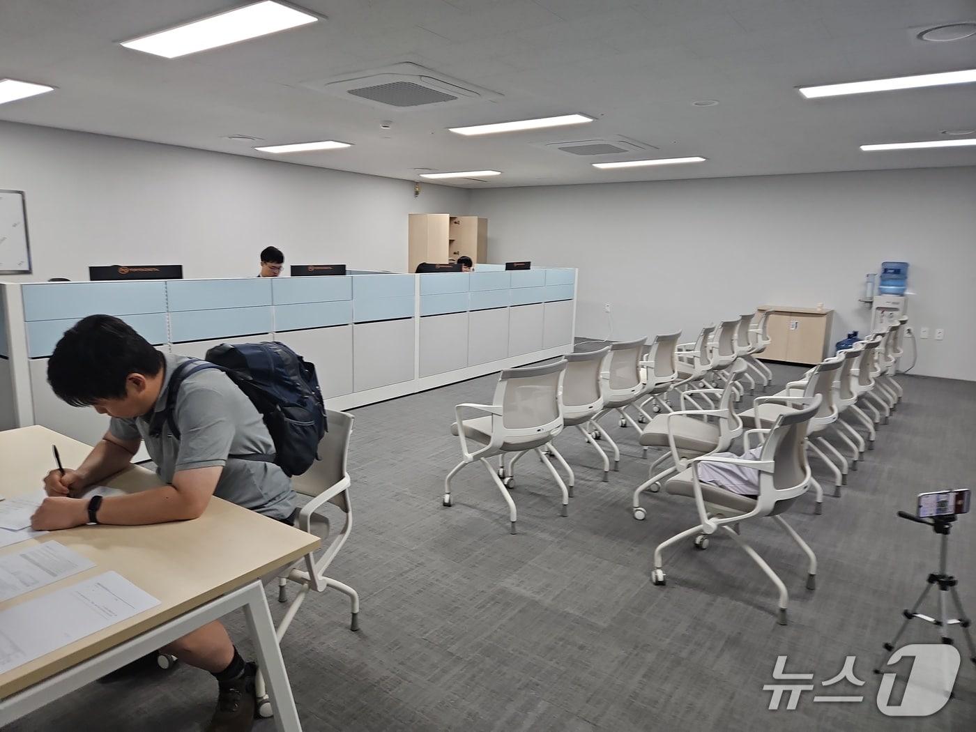 본문 이미지 - 2일 오전 서울 중구 중대범죄수사청 건물 민원실에서 민원인이 서류를 작성하고 있다.2026.10.2 ⓒ 뉴스1 윤지오 기자