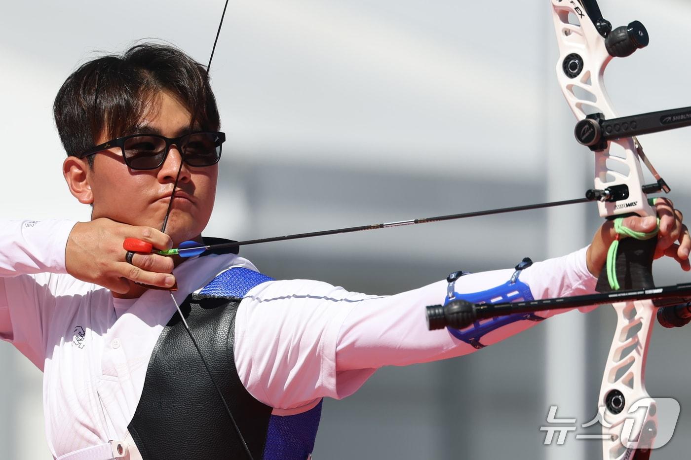 본문 이미지 - 대한민국 김제덕이 2일 일본 오카자키 중앙종합공원 다목적광장에서 열린 2026 아이치·나고야 아시안게임 양궁 리커브 혼성 단체전 준결승 대한민국과 중국의 경기에서 활시위를 당기고 있다. 2026.10.2 ⓒ 뉴스1 김민지 기자