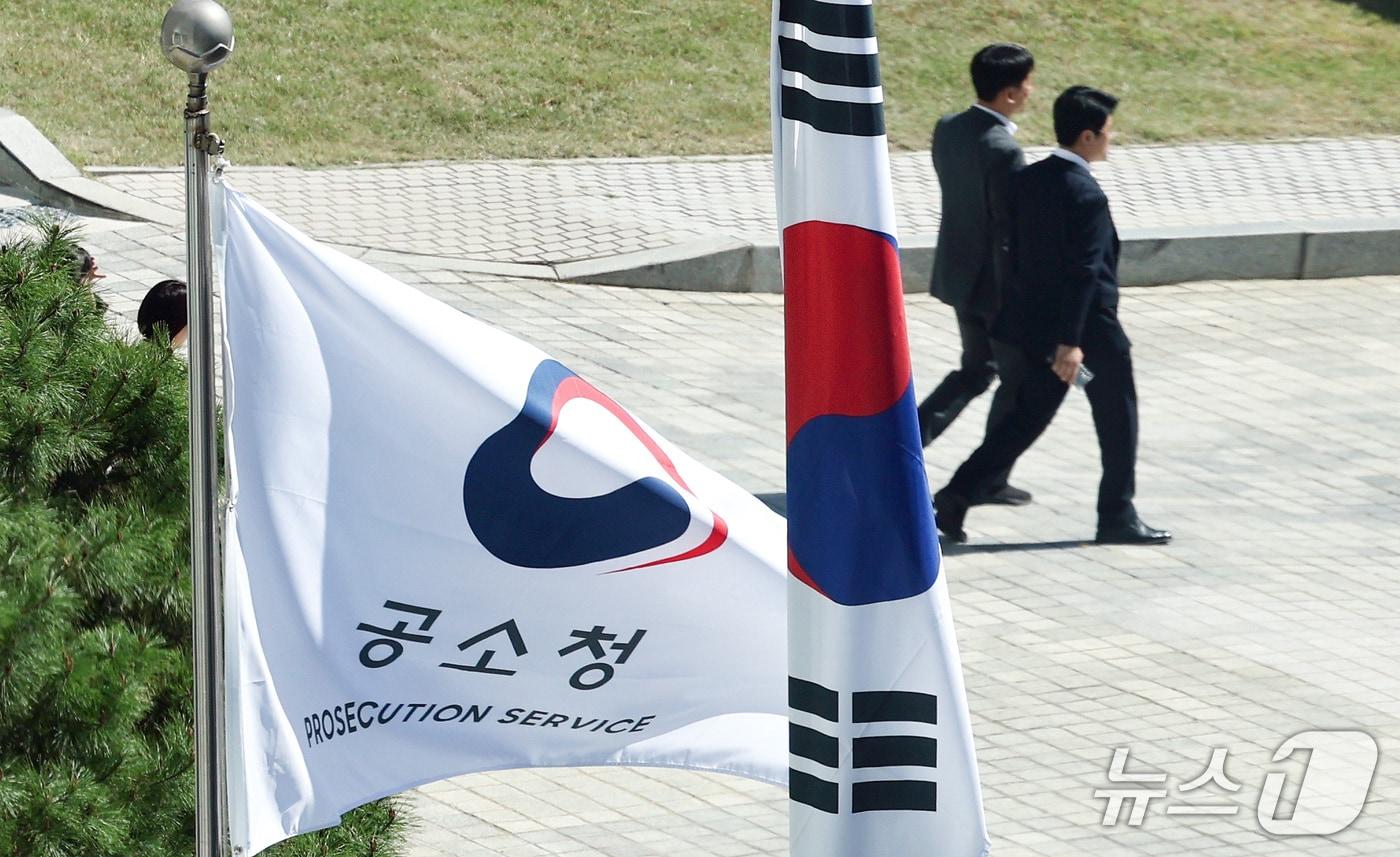 본문 이미지 - 공소청·중대범죄수사청이 출범한 2일 서울 서초구 공소청에서 공소청 깃발이 휘날리고 있다. 2026.10.2 ⓒ 뉴스1 최지환 기자