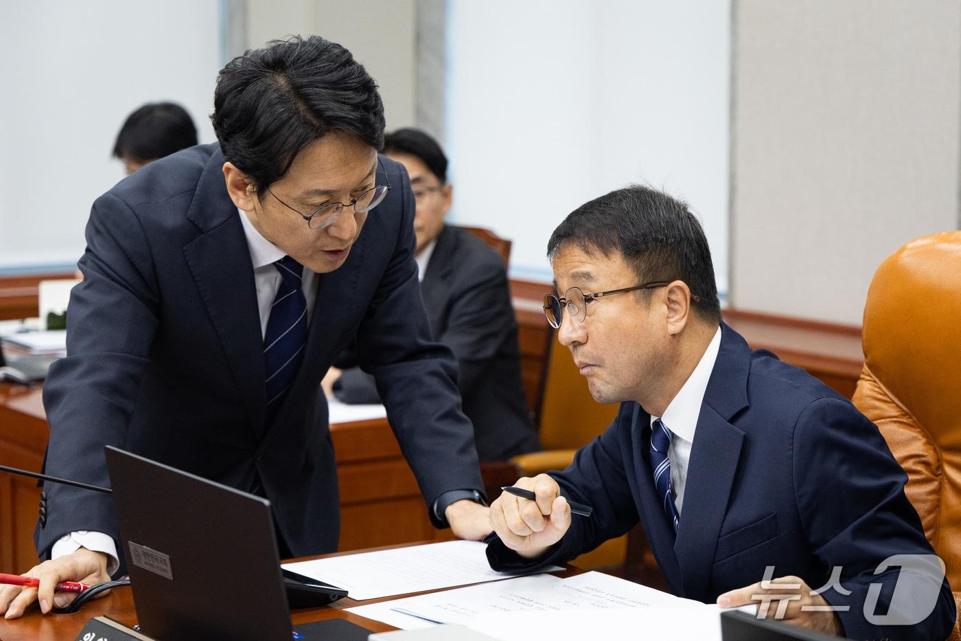 본문 이미지 - 더불어민주당 한병도 원내대표와 천준호 원내운영수석부대표. 2026.10.2 ⓒ 뉴스1 유승관 기자