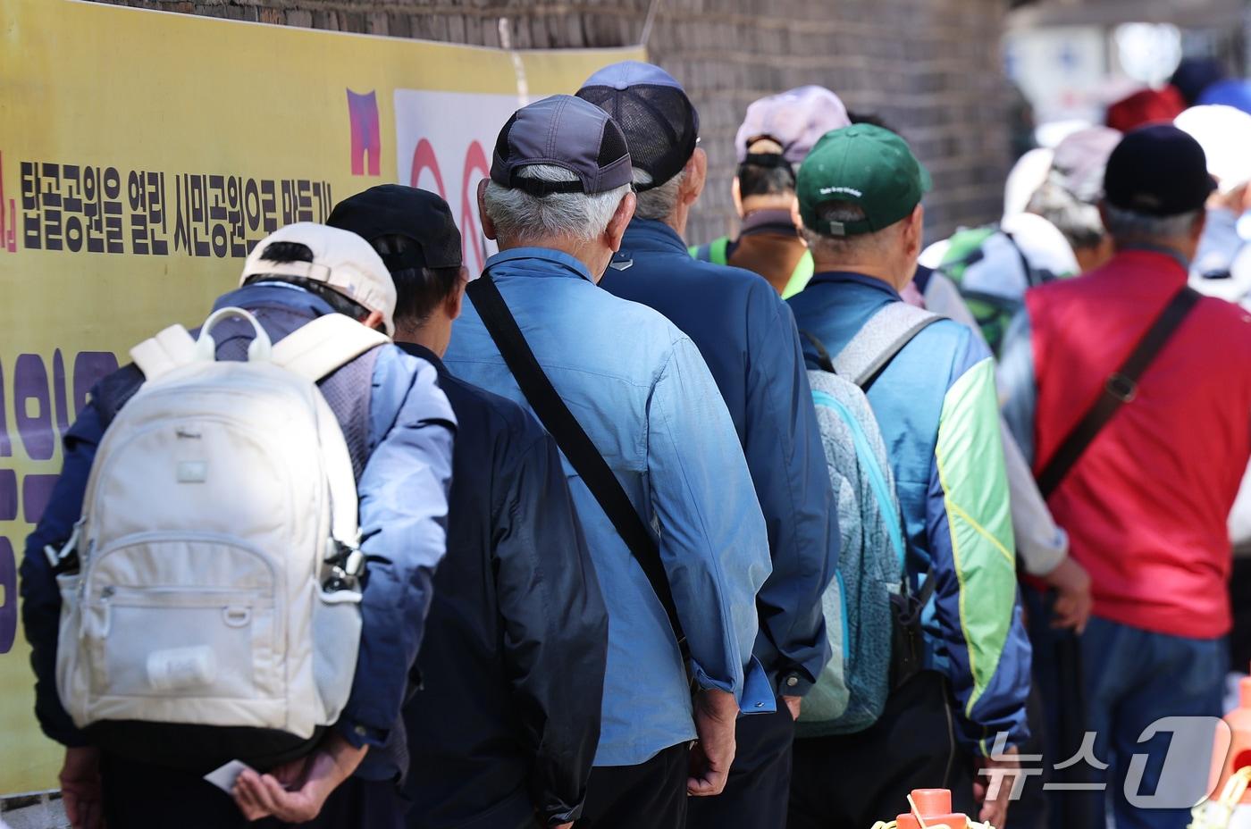 본문 이미지 -  무료급식을 받기 위해 줄 서 있는 어르신들. 기사 이해를 돕기 위한 사진.(뉴스1 DB) ⓒ 뉴스1 오대일 기자