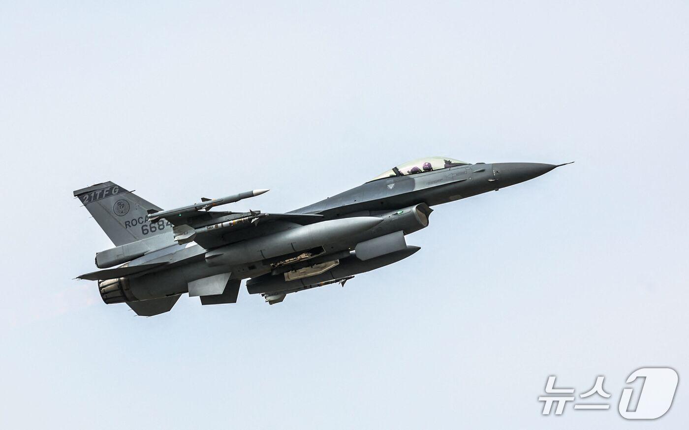 본문 이미지 - 2026년 1월 28일, 대만에서 군사훈련 중 F-16V 전투기가 이륙하고 있다. ⓒ AFP=뉴스1