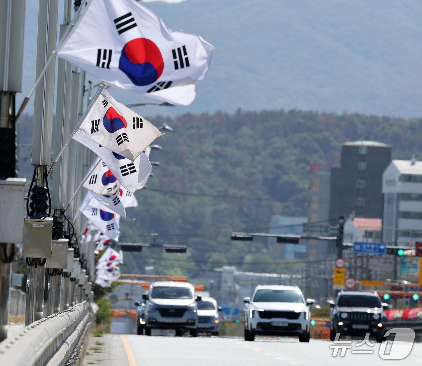 본문 이미지 - 경북 포항 남구 연일대교 위 태극기가 펄럭이고 있다. 2026.10.2 ⓒ 뉴스1 최창호 기자