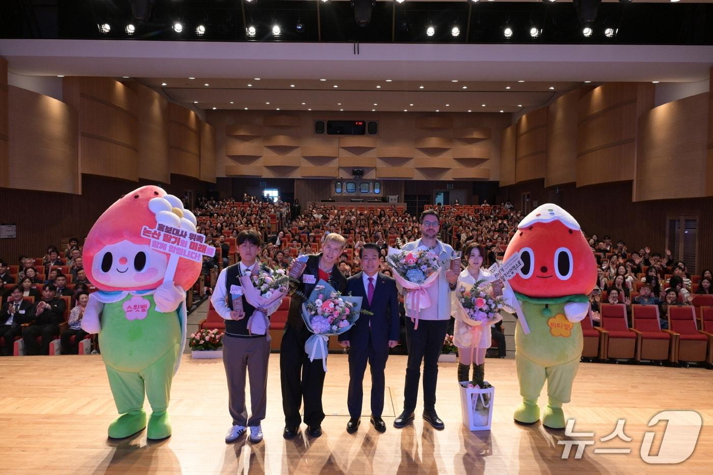 본문 이미지 - 논산아트센터 대공연장에서 열린 10월 월례모임에서 '2027 논산세계딸기산업엑스포 홍보대사' 위촉식이 열렸다. (논산시 제공. 재판매 및 DB금지) /뉴스1