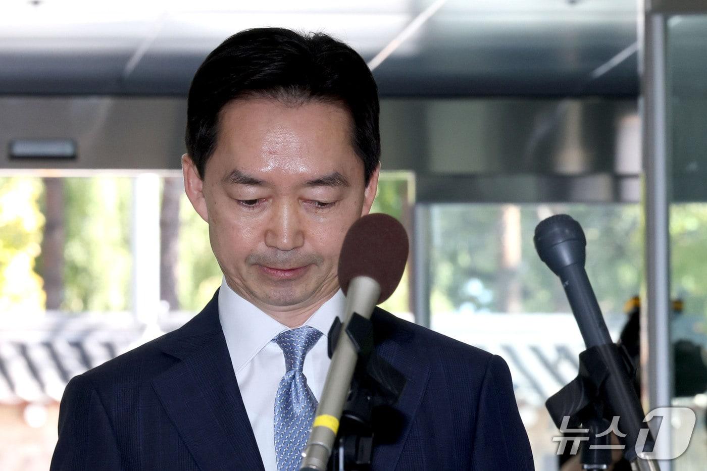 본문 이미지 - 김지용 중대범죄수사청장 후보자가 중수청이 개청한 2일 오후 입장 발표를 하기 위해 서울 종로구 창성동 정부서울청사 별관으로 들어서고 있다. 2026.10.2 ⓒ 뉴스1 이광호 기자