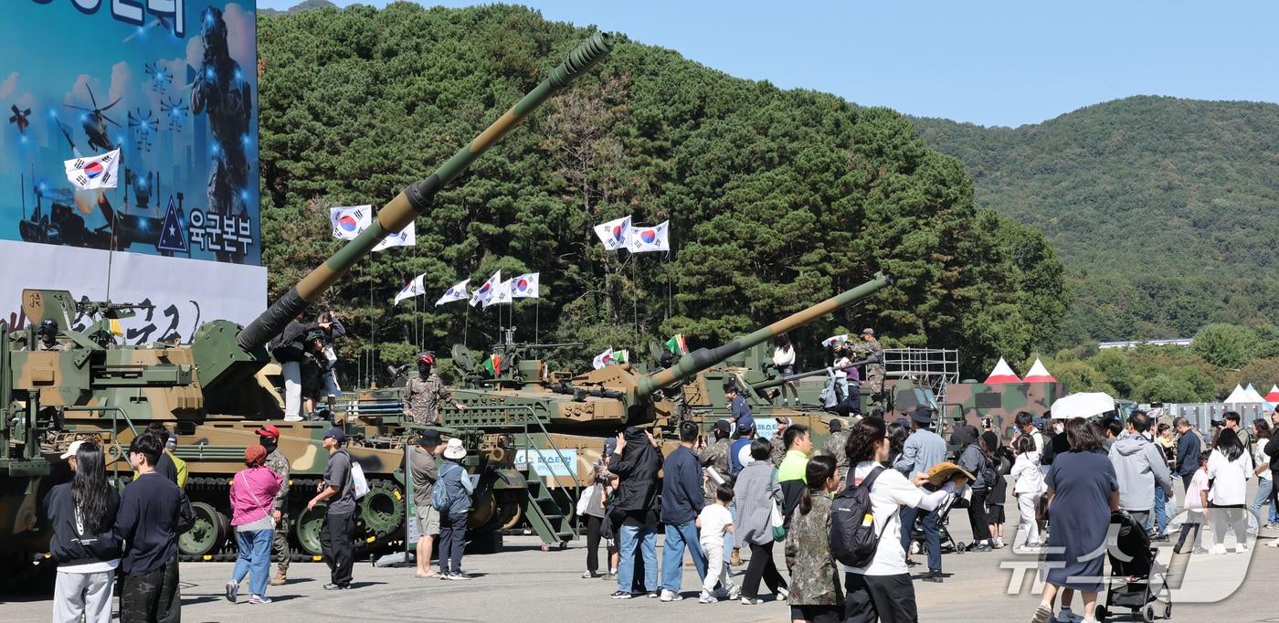 본문 이미지 -  충남 계룡대 활주로 일원에서 열린 계룡군문화축제를 찾은 관람객들이 군장비 체험을 하고 있다. ⓒ 뉴스1 김기태 기자