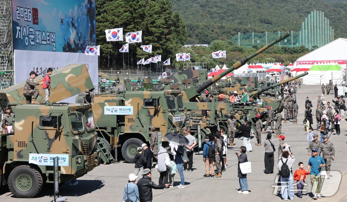 본문 이미지 - 2일 오전 충남 계룡대 활주로 일원에서 열린 계룡군문화축제를 찾은 관람객들이 군장비 체험을 하고 있다. 2026.10.2 ⓒ 뉴스1 김기태 기자