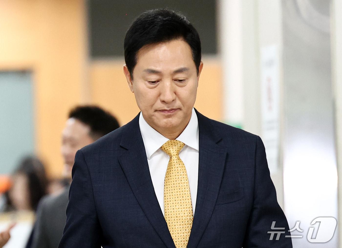 본문 이미지 - 명태균 여론조사비 대납 의혹을 받는 오세훈 서울시장이 2일 오후 서울 서초구 서울고등법원에서 열린 정치자금법 위반 혐의 항소심 결심 공판에 출석하고 있다. 2026.10.2 ⓒ 뉴스1 최지환 기자