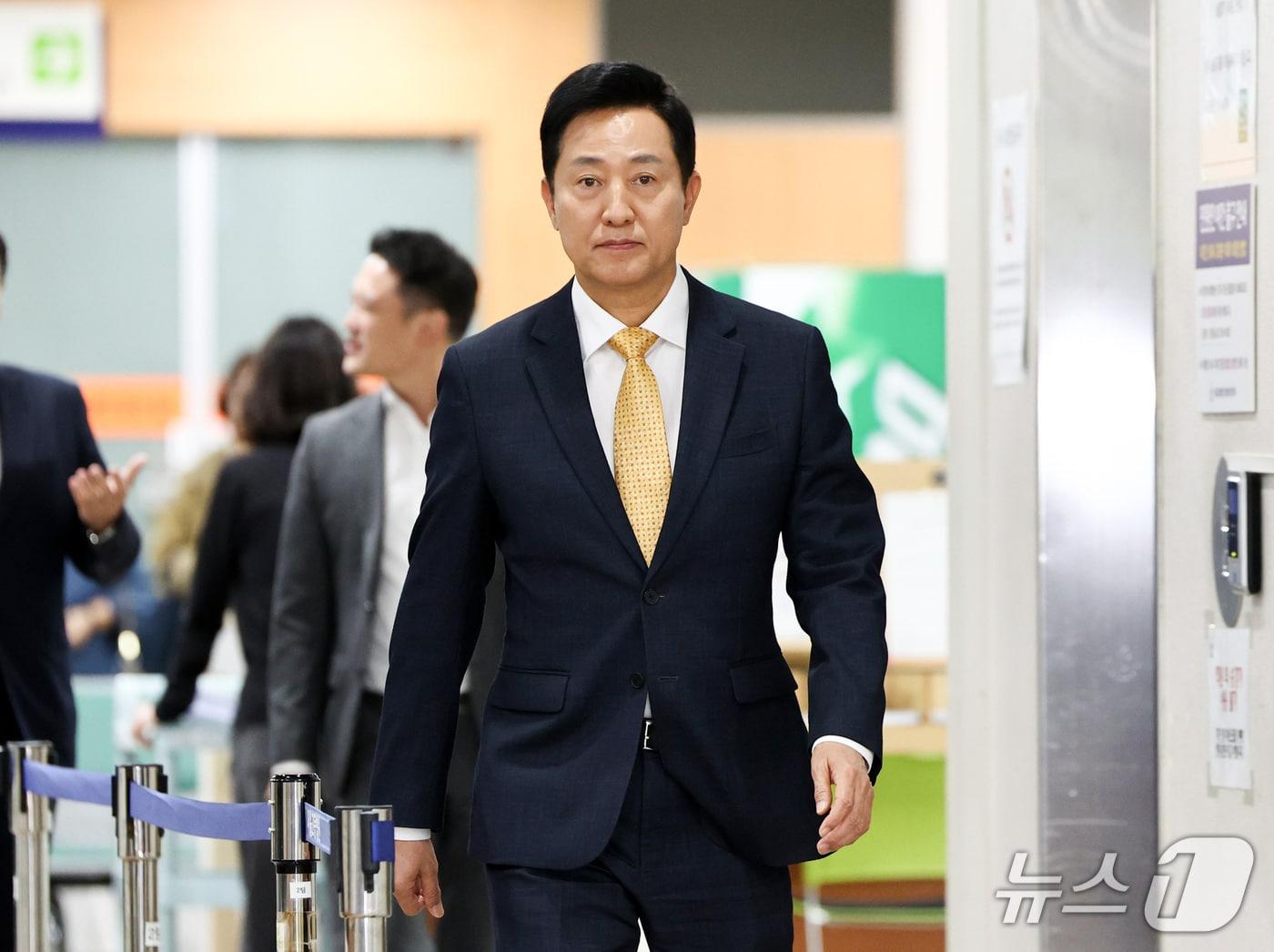 본문 이미지 - 명태균 여론조사비 대납 의혹을 받는 오세훈 서울시장이 2일 오후 서울 서초구 고등법원에서 열린 정치자금법 위반 혐의 항소심 결심 공판에 출석하고 있다. 2026.10.2 ⓒ 뉴스1 최지환 기자