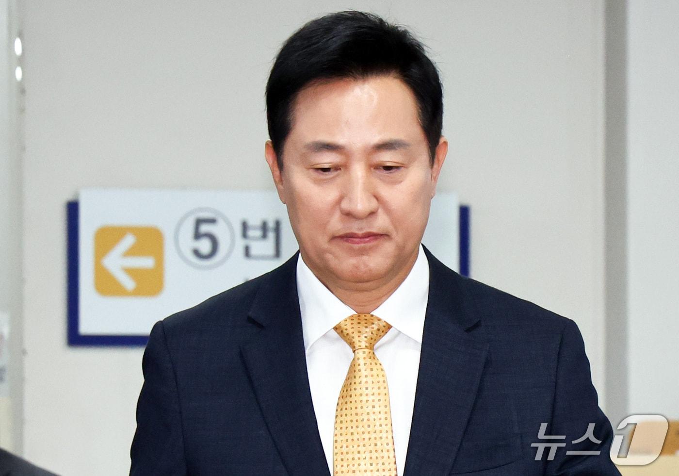 본문 이미지 - 명태균 여론조사비 대납 의혹을 받는 오세훈 서울시장이 2일 오후 서울 서초구 고등법원에서 열린 정치자금법 위반 혐의 항소심 결심 공판에 출석하고 있다. 2026.10.2 ⓒ 뉴스1 최지환 기자