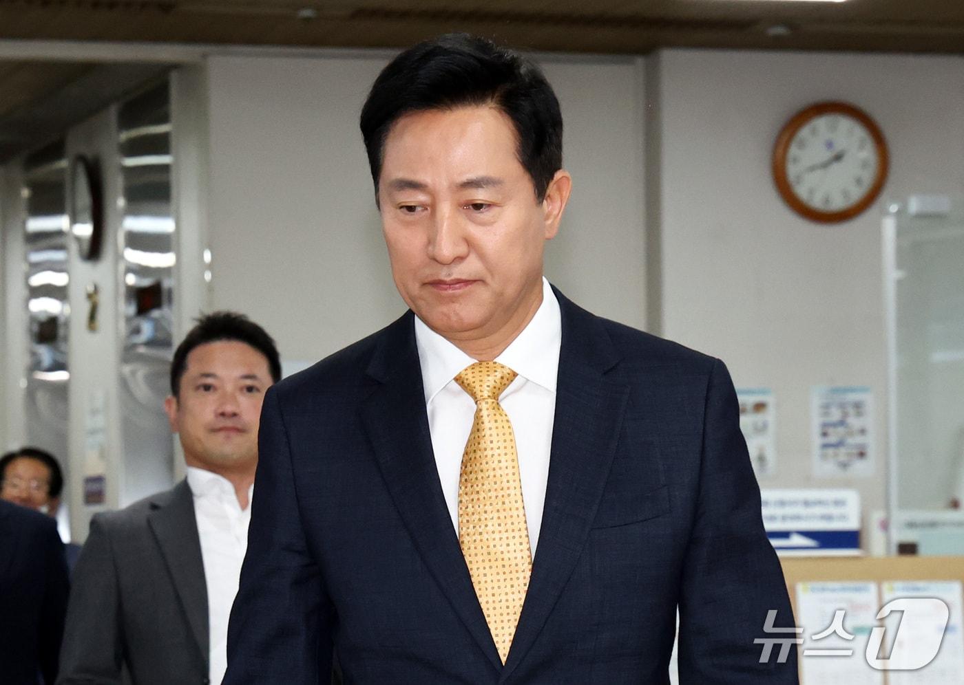 본문 이미지 - 명태균 여론조사비 대납 의혹을 받는 오세훈 서울시장이 2일 오후 서울 서초구 고등법원에서 열린 정치자금법 위반 혐의 항소심 결심 공판에 출석하고 있다. 2026.10.2 ⓒ 뉴스1 최지환 기자
