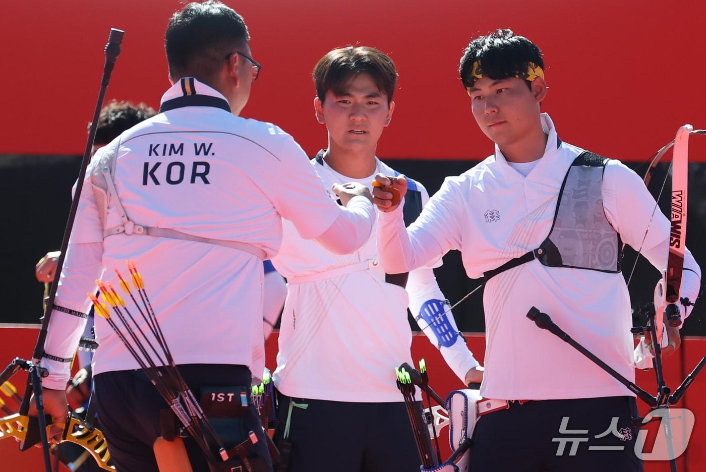 본문 이미지 - 대한민국 김우진, 이우석, 김제덕이 2일 일본 오카자키 중앙종합공원 다목적광장에서 열린 2026 아이치·나고야 아시안게임 양궁 리커브 남자 단체전 준결승 대한민국과 대만의 경기에서 결승행을 확정짓고 기뻐하고 있다. 2026.10.2 ⓒ 뉴스1 김민지 기자