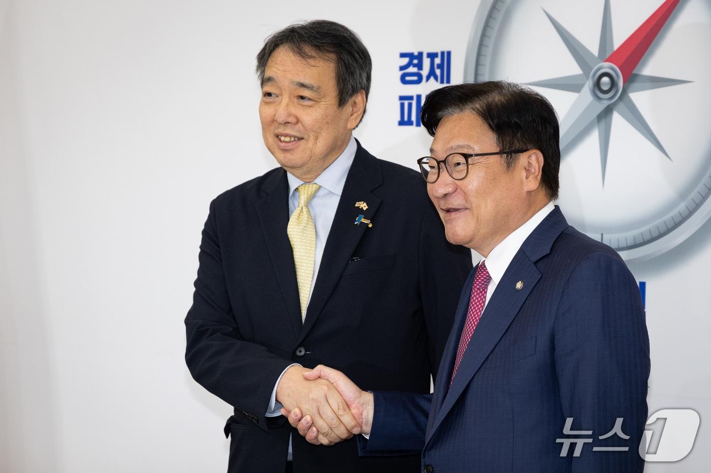 본문 이미지 - 정점식 국민의힘 원내대표가 2일 서울 여의도 국회에서 미즈시마 고이치 주한일본대사를 접견, 기념 촬영을 하고 있다. 2026.10.2 ⓒ 뉴스1 유승관 기자
