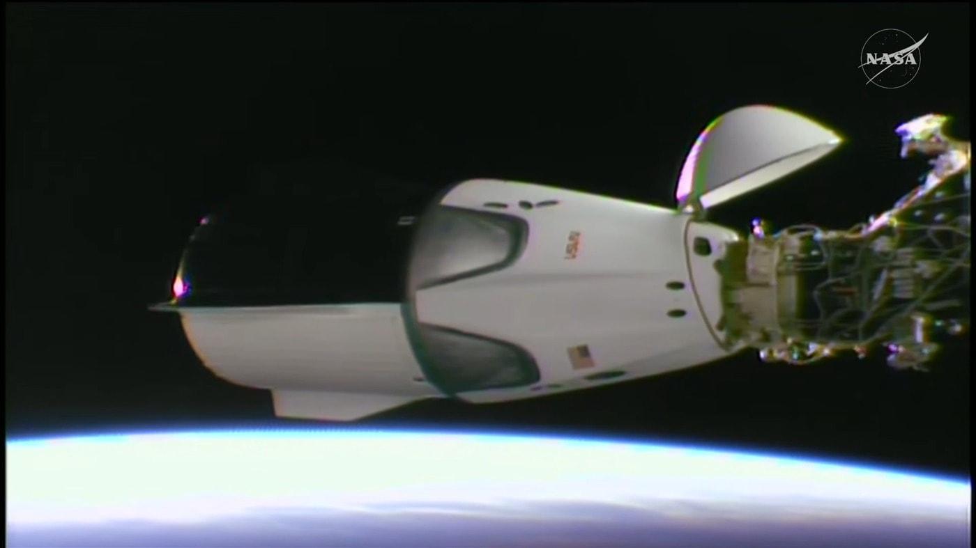 본문 이미지 - 우주비행사 4명을 태운 스페이스X '그레이스'가 국제우주정거장(ISS)에 접근하고 있다. (NASA 유튜브 갈무리) 2026.10.2