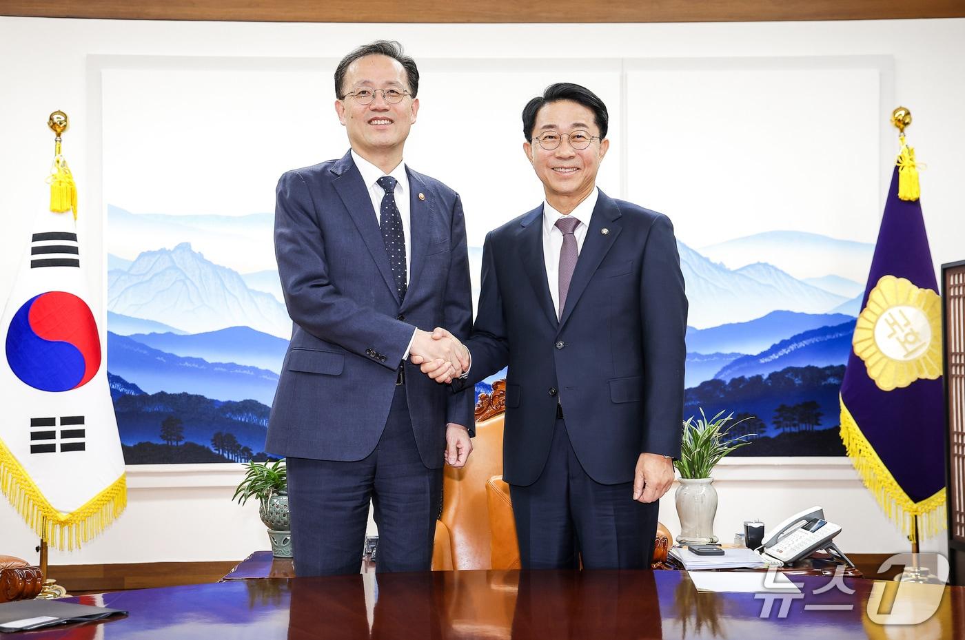 본문 이미지 - 조정식 국회의장이 2일 서울 여의도 국회에서 이형일 부총리 겸 재정경제부 장관을 접견, 기념 촬영을 하고 있다. (공동취재) 2026.10.2 ⓒ 뉴스1 유승관 기자