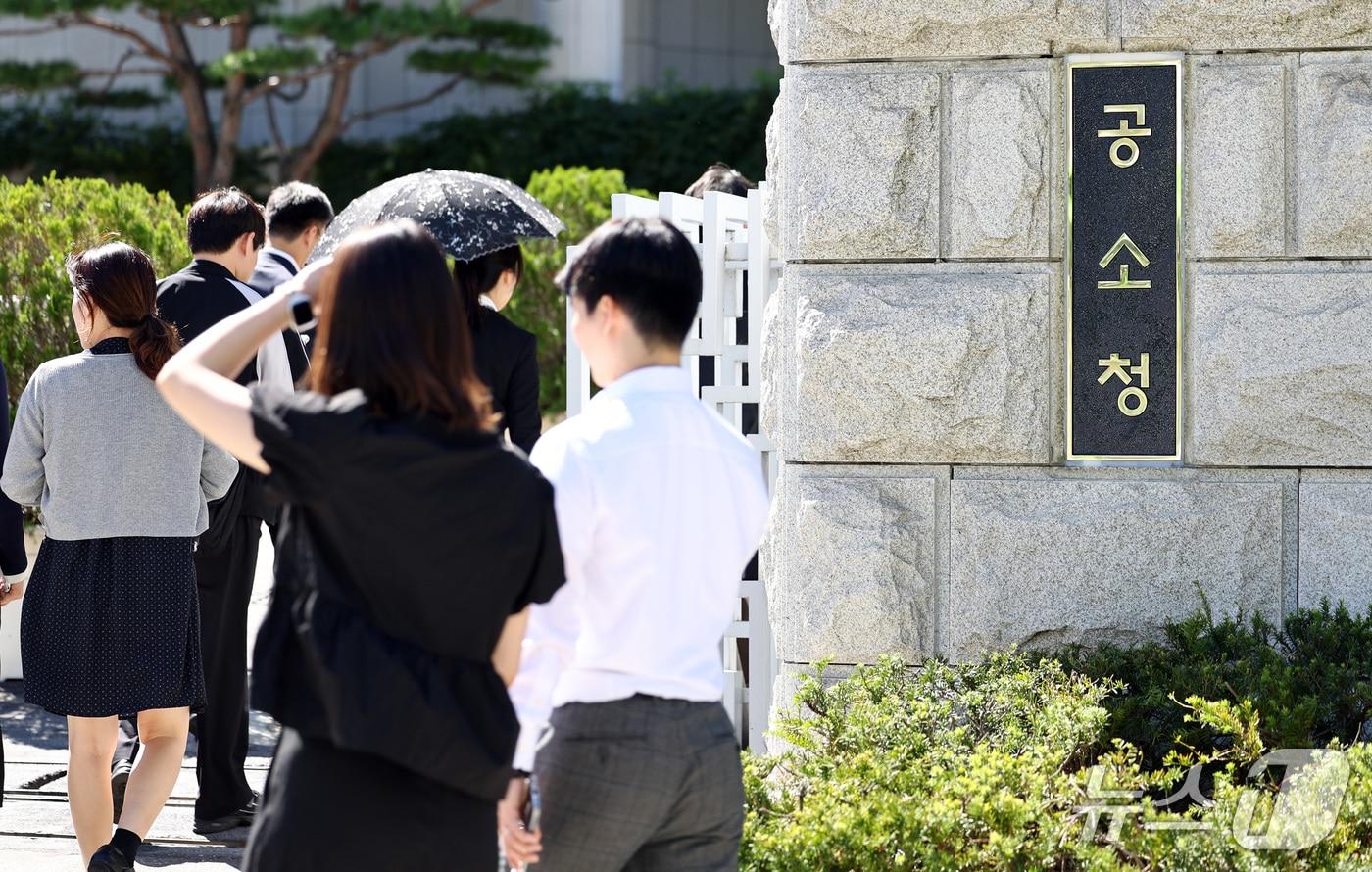 본문 이미지 - 공소청·중대범죄수사청이 출범한 2일 서울 서초구 공소청에서 직원들이 이동하고 있다. 2026.10.2 ⓒ 뉴스1 최지환 기자