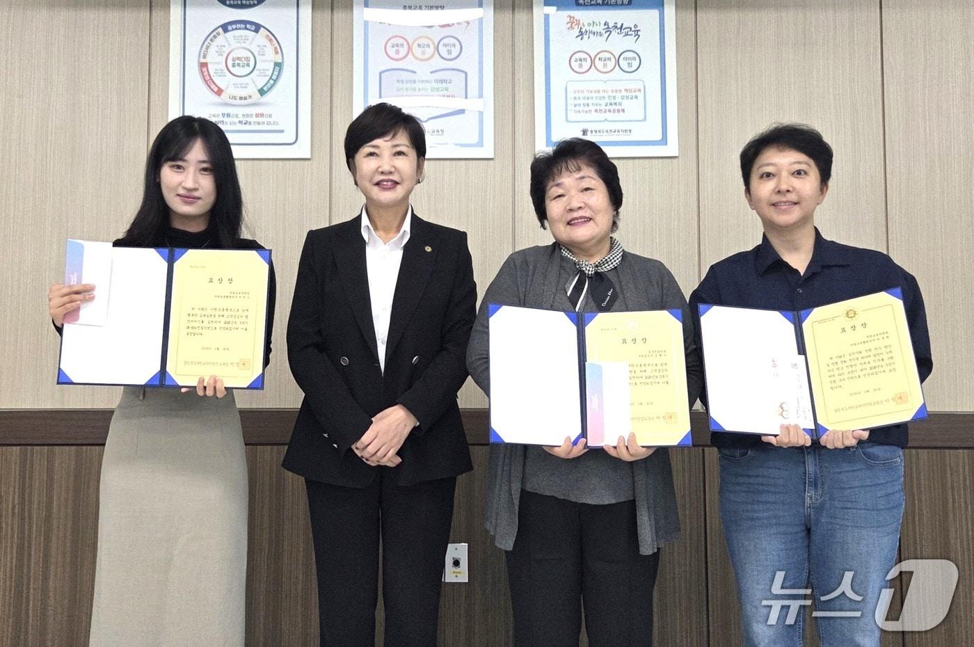 본문 이미지 - 3분기 청렴 우수직원과 OK-Edu 친절직원 시상식(옥천교육청 제공. 재판매 및 DB 금지) 2026.10.2/뉴스1 