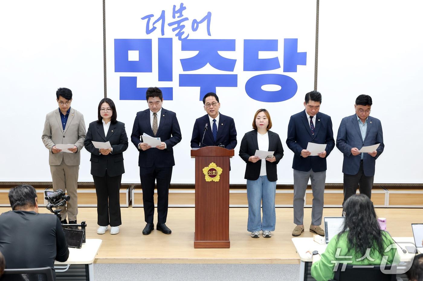 본문 이미지 - 2일 오후 안광률 경기도의회 더불어민주당 대표의원(가운데) 등 대표단이 도의회 브리핑룸에서 기자회견을 열고 민생예산 복원을 촉구했다.(도의회 민주당 제공. 재판매 및 DB 금지) 2026.10.02/뉴스1
