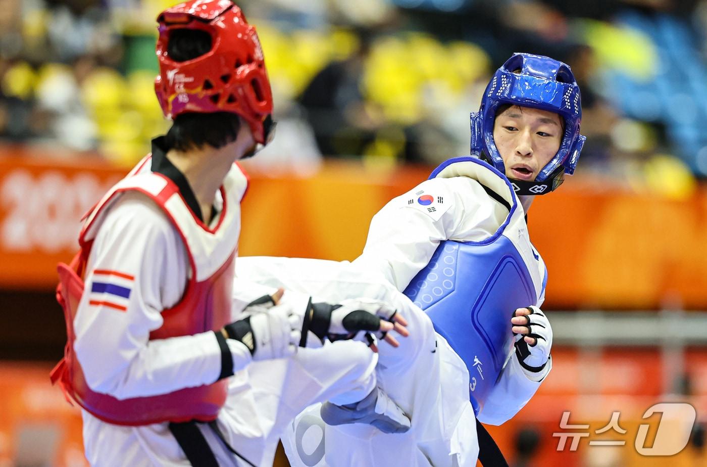 본문 이미지 - 대한민국 안향식이 2일 일본 도요하시 체육관에서 열린 2026 아이치·나고야 아시안게임 태권도 겨루기 남자 -58kg급 16강에서 태국 시라위 마하마드와 맞대결을 하고 있다. 2026.10.2 ⓒ 뉴스1 김도우 기자
