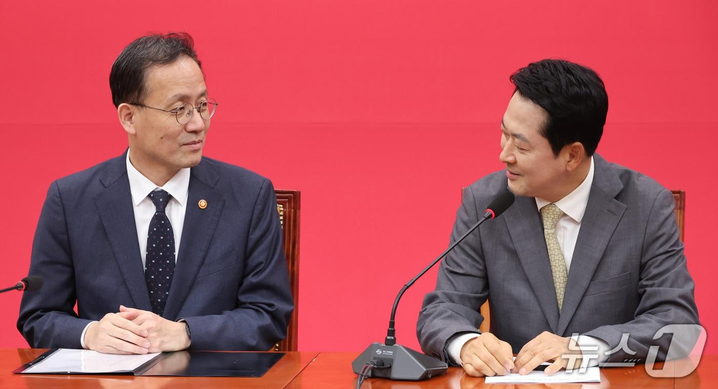 본문 이미지 - 장동혁 국민의힘 대표가 2일 서울 여의도 국회에서 이형일 경제부총리 겸 재정경제부 장관을 접견하며 환담을 나누고 있다. 2026.10.2 ⓒ 뉴스1 신웅수 기자