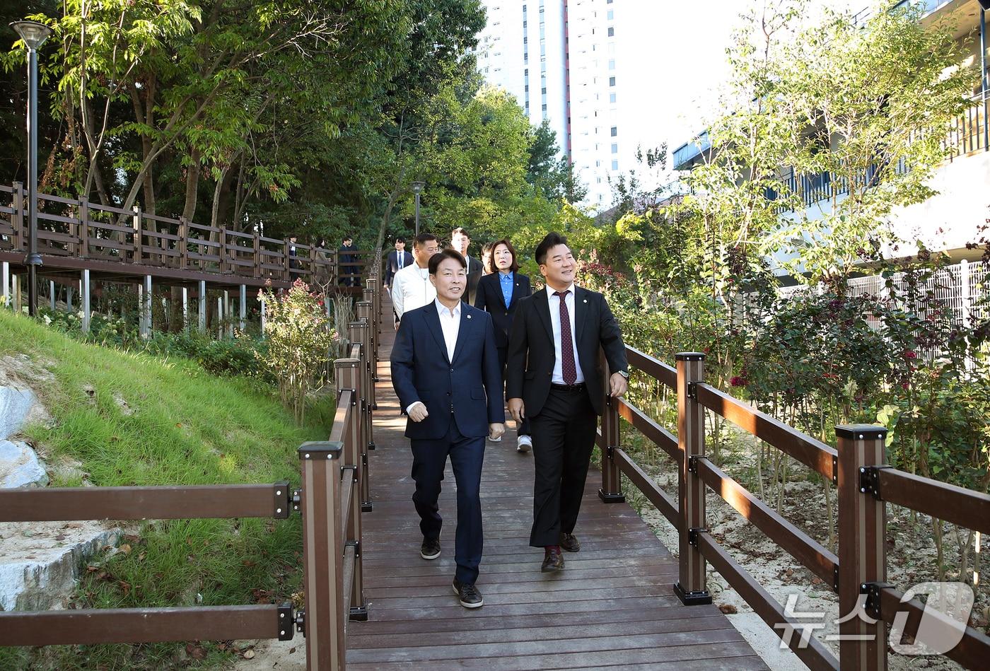 본문 이미지 - 전문학 서구청장이 관저동 안샘어린이공원 정비 현장을 점검하고 있다.(서구 제공. 재판매 및 DB 금지)