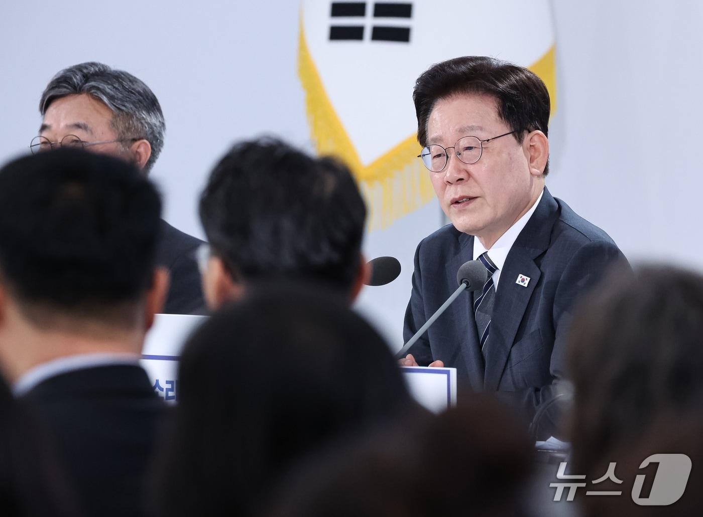 본문 이미지 - 이재명 대통령이 2일 세종에서 열린 민원 혁신 사례보고회에서 발언을 하고 있다. (청와대통신사진기자단) 2026.10.2 ⓒ 뉴스1 이재명 기자