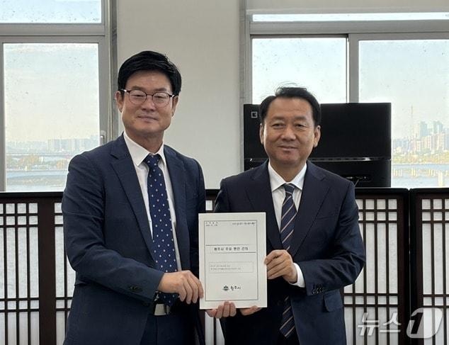 본문 이미지 - 구자열 강원 원주시장이 지난 1일 서울 국회에서 이광재 국회 예산결산특별위원장(더불어민주당·경기 하남 갑)을 만나 지역 현안 사업에 대해 의견을 나눴다. (원주시 제공. 재판매 및 DB금지) 2026.10.2/뉴스1