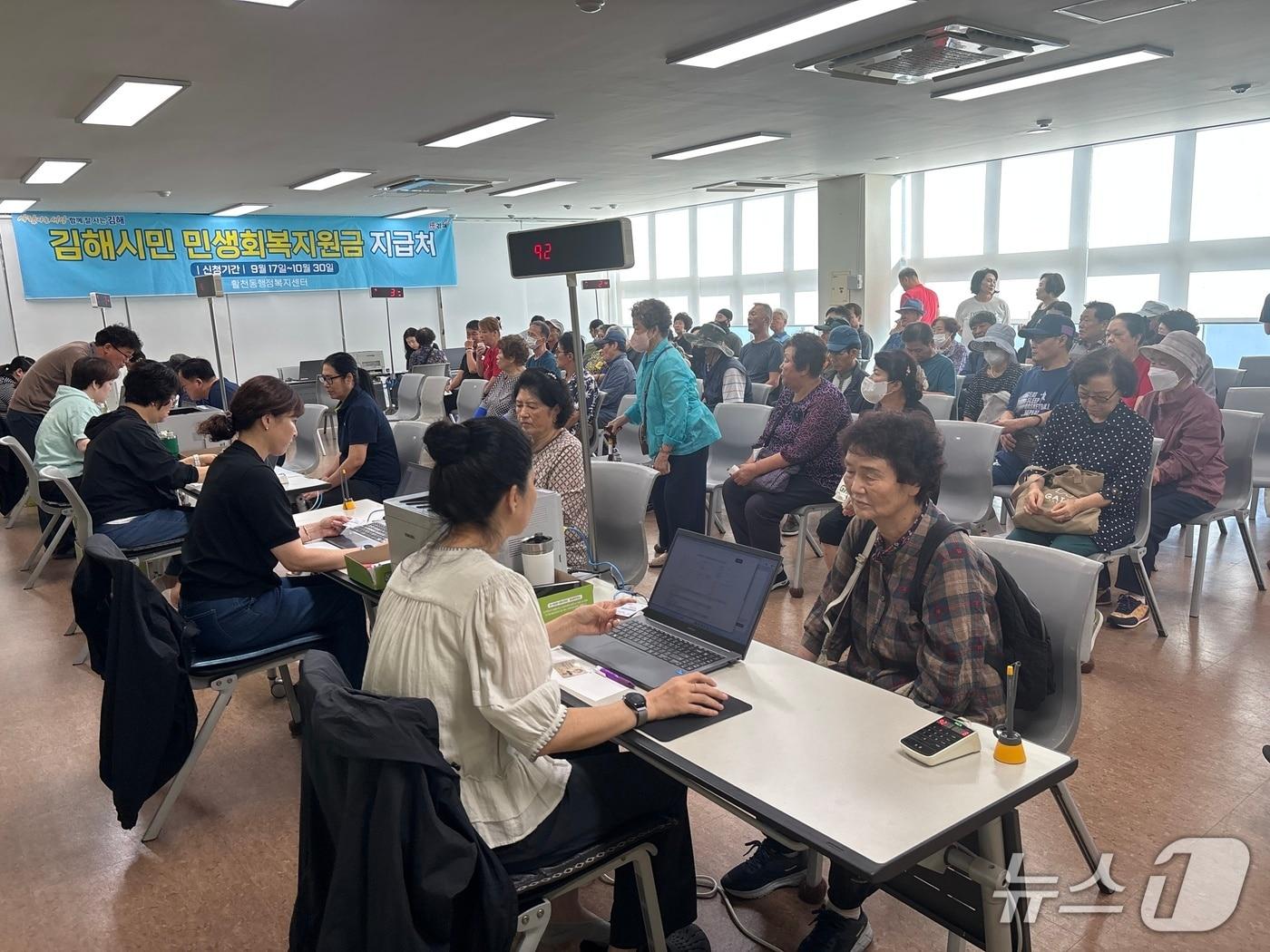 본문 이미지 - 1인당 10만 원을 지급하는 김해시 민생 회복지원금의 지급률이 2일 80%를 기록했다. 활천동 행정복지센터를 찾은 시민들이 지원금을 신청하는 모습. (김해시 제공. 재판매 및 DB 금지)