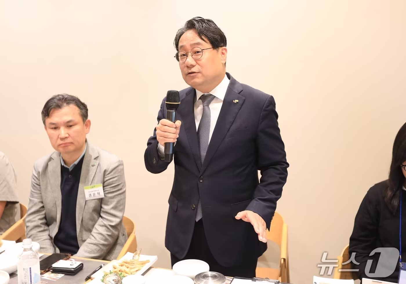본문 이미지 - 지난달 30일 이성훈 한국토지주택공사(LH) 사장이 경기 용인 반도체 국가산업단지 인근에서 열린 기자 간담회에서 발언하고 있다. 2026.9.30 (LH 제공)
