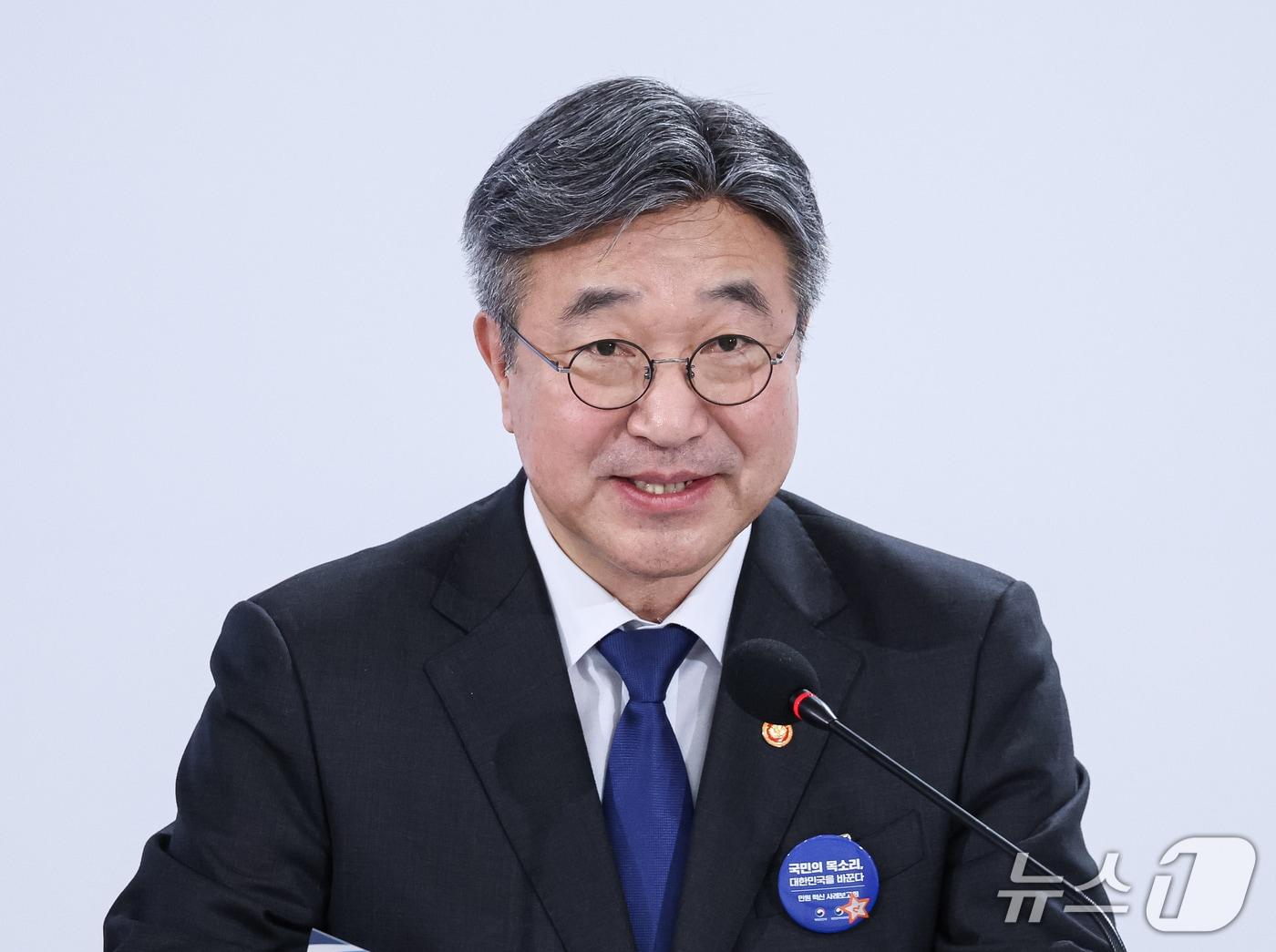 본문 이미지 - 윤호중 행정안전부 장관이 2일 세종에서 열린 민원 혁신 사례보고회에서 민원 해결 노력·사례를 보고하고 있다. (청와대통신사진기자단) 2026.10.2 ⓒ 뉴스1 이재명 기자