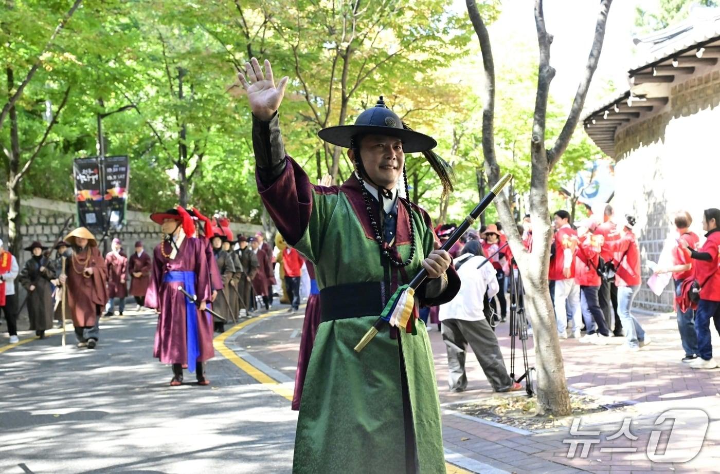 본문 이미지 - 2일 최영일 전북 순창군수가 서울 덕수궁과 광화문 일원에서 '순창장류축제'의 대표 콘텐츠인 '임금님 진상 행렬'을 지휘하고 있다.(순창군 제공. 재판매 및 DB 금지)/뉴스1 
