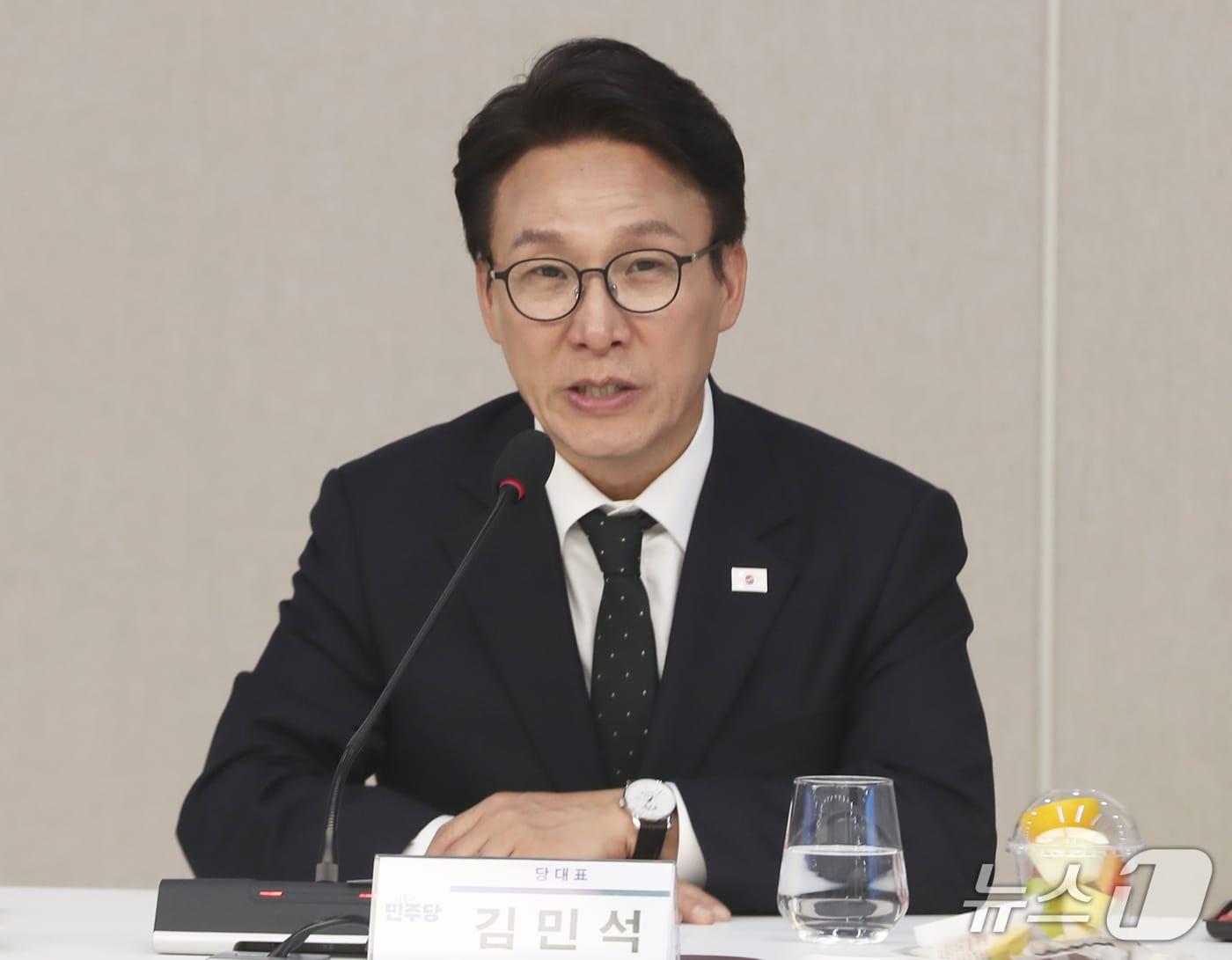 본문 이미지 - 김민석 더불어민주당 대표가 지난 2일 울산시청 대회의실에서 열린 울산시-민주당 예산정책협의회에 참석해 인사말을 하고 있다. 2026.10.2 ⓒ 뉴스1 조민주 기자
