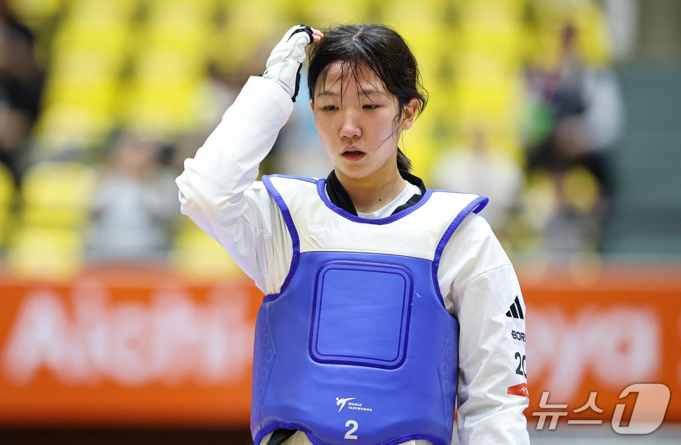 본문 이미지 - 대한민국 이유민이 2일 일본 도요하시 체육관에서 열린 2026 아이치·나고야 아시안게임 태권도 겨루기 여자 -49kg급 8강에서 중국 마징유에에 패배 후 아쉬워하고 있다. 2026.10.2 ⓒ 뉴스1 김도우 기자