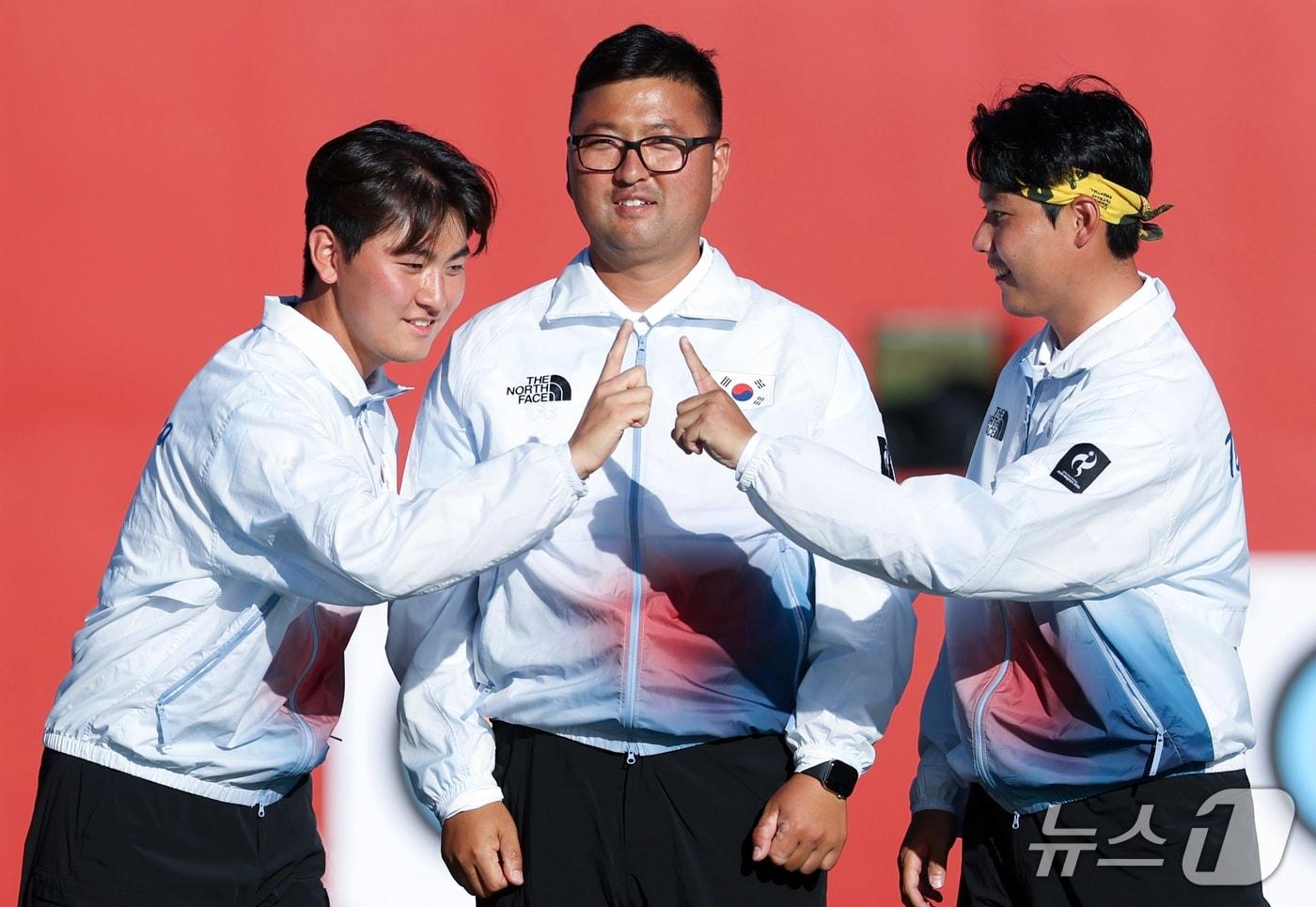 본문 이미지 - 대한민국 김제덕(왼쪽부터), 김우진, 이우석이 2일 일본 오카자키 중앙종합공원 다목적광장에서 열린 2026 아이치·나고야 아시안게임 양궁 리커브 남자 단체전 결승 시상식에서 기뻐하고 있다. 2026.10.2 ⓒ 뉴스1 김민지 기자